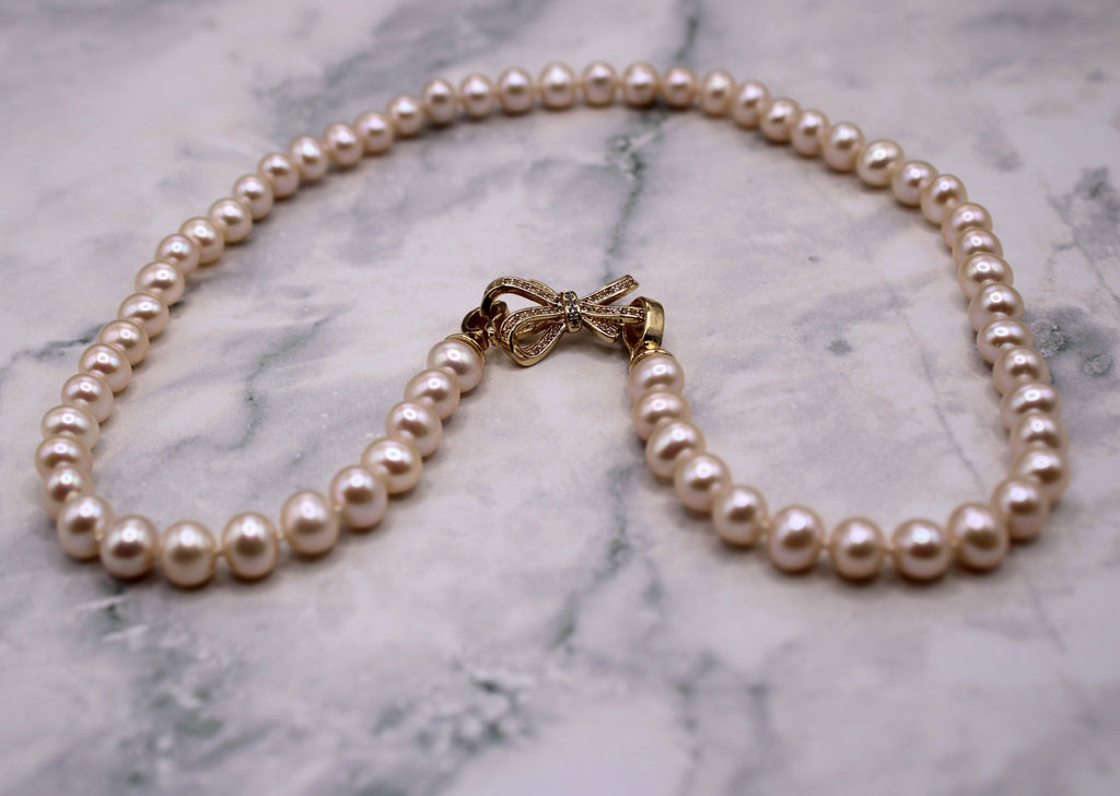 White Hand-knotted AAA Freshwater Pearl Bow Necklace