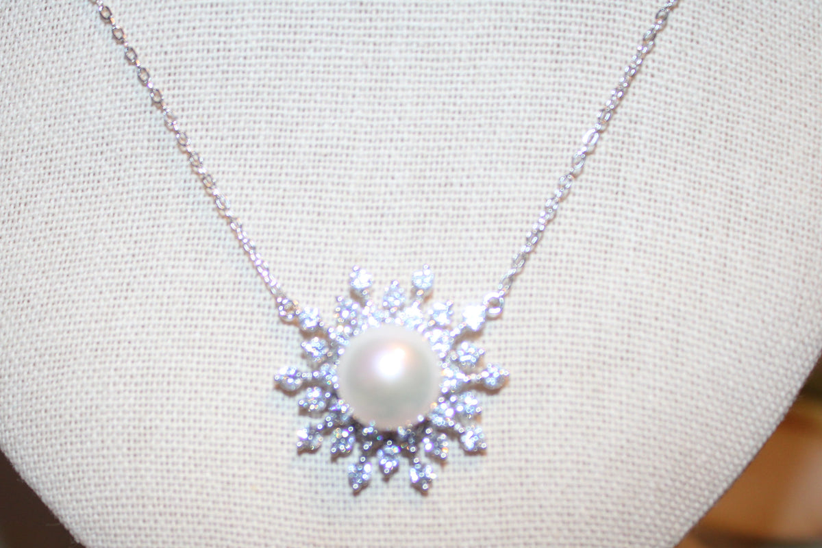 pendant set necklace close up